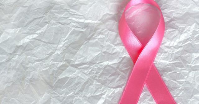 Ett rosa band - symbolen för bröstcancer